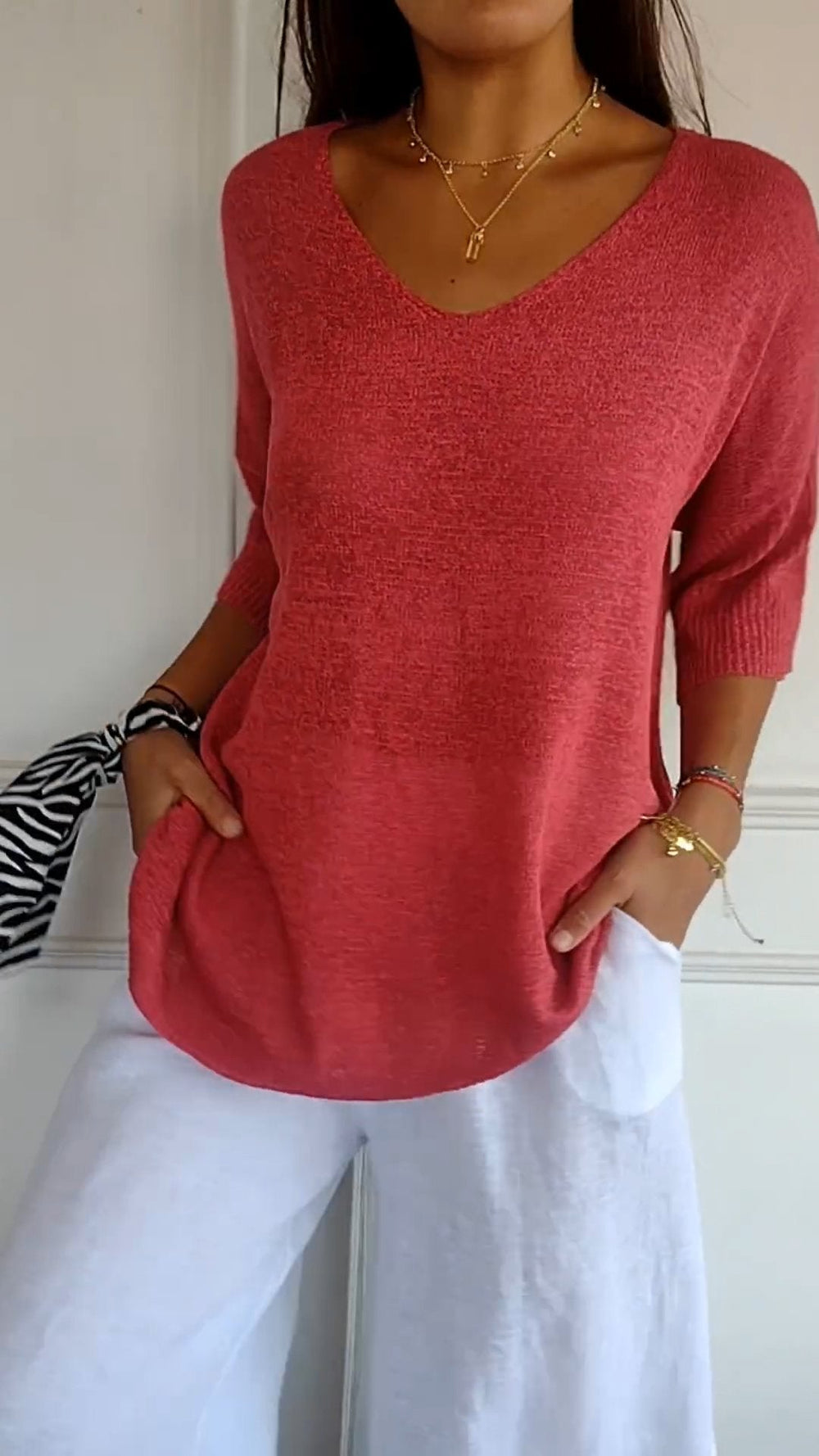 Amelia - Solid color knit top with V-neckline